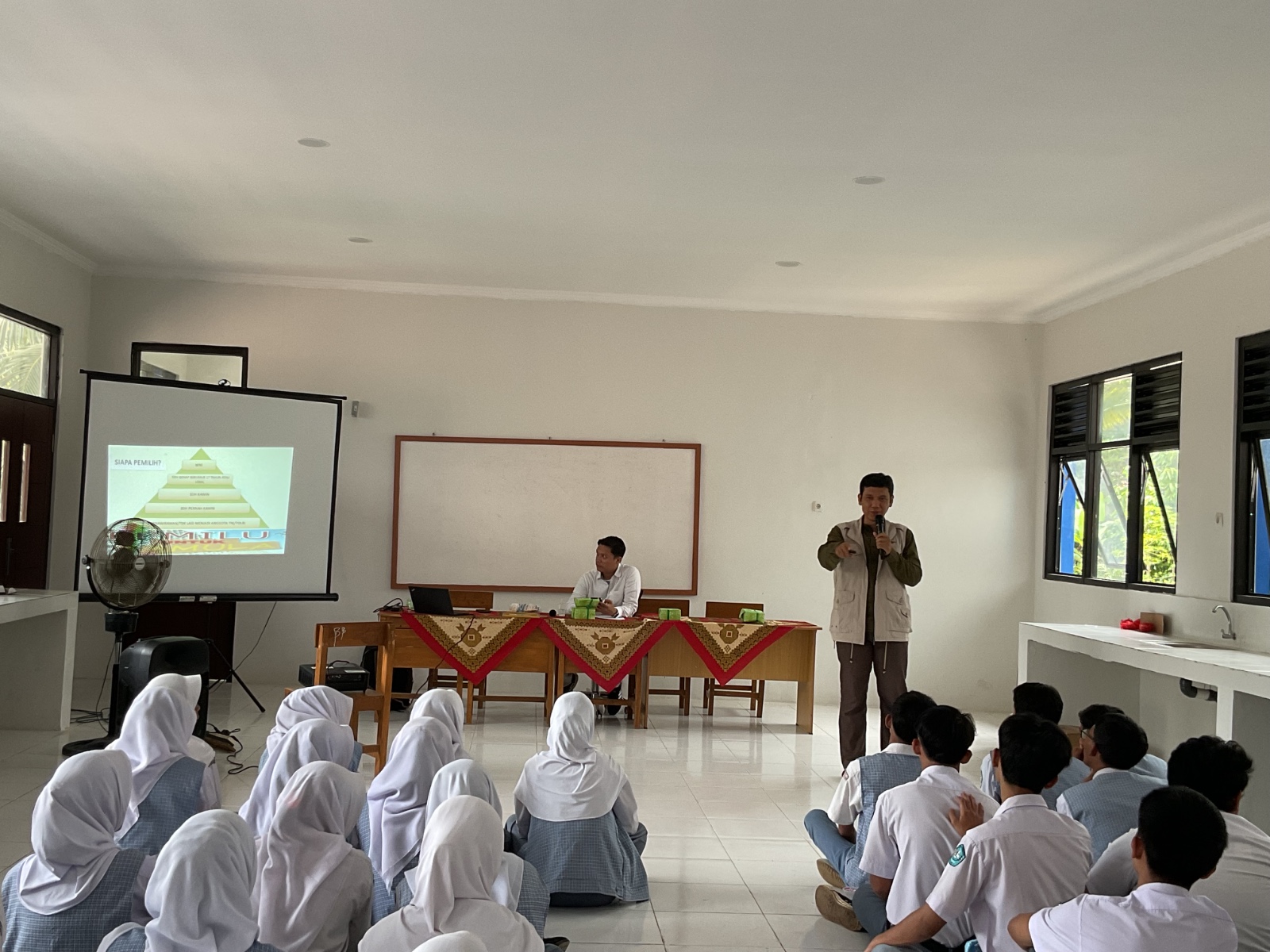 Kegiatan Pengabdian Masyarakat Oleh Fakultas Hukum Universitas Sultan Ageng Tirtayasa di SMAN 1 Pabuaran, Serang, Banten.